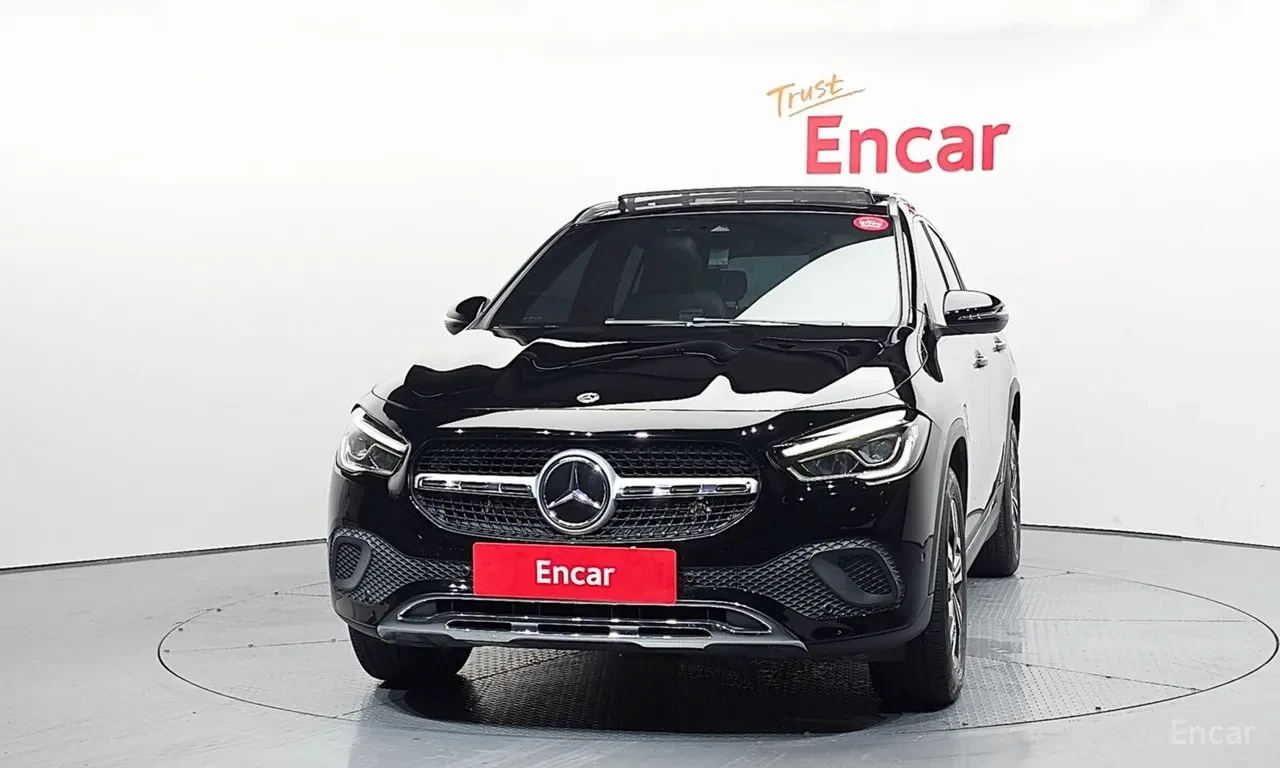 Mercedes-Benz GLA 220 Памет* Ambient* Камера* Подгрев* Панорама, снимка 3 - Автомобили и джипове - 55752140