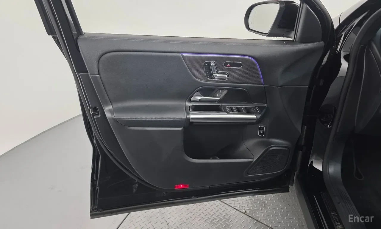 Mercedes-Benz GLA 220 Памет* Ambient* Камера* Подгрев* Панорама, снимка 8 - Автомобили и джипове - 55752140