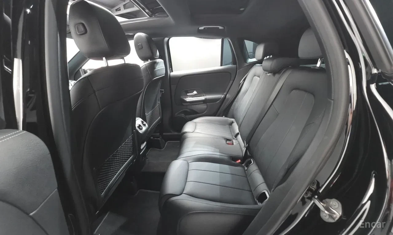 Mercedes-Benz GLA 220 Памет* Ambient* Камера* Подгрев* Панорама, снимка 13 - Автомобили и джипове - 55752140