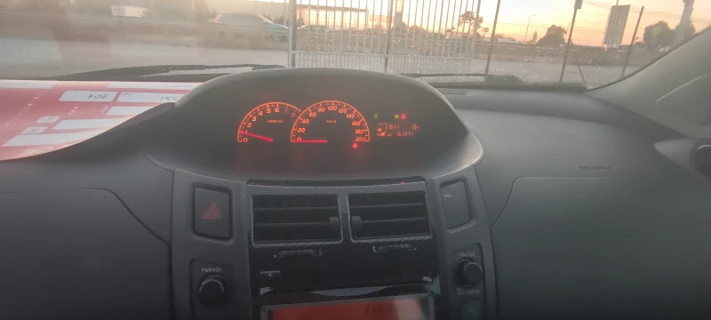 Toyota Yaris 1.33i , снимка 8 - Автомобили и джипове - 47635082