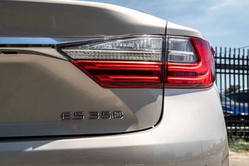 Lexus ES 350 ОБДУХВАНЕ/ЩОРИ/ШИБЕДАХ/ДВУТОНОВ САЛОН/АВТОКРЕДИТ, снимка 4 - Автомобили и джипове - 52537015