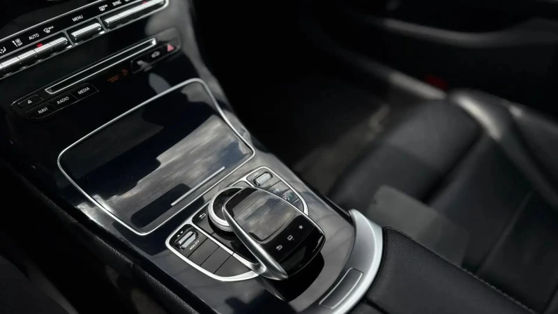 Mercedes-Benz C 400 * AMG PACK* DISTRONIC* PANO* BURMESTER* , снимка 16 - Автомобили и джипове - 53415105