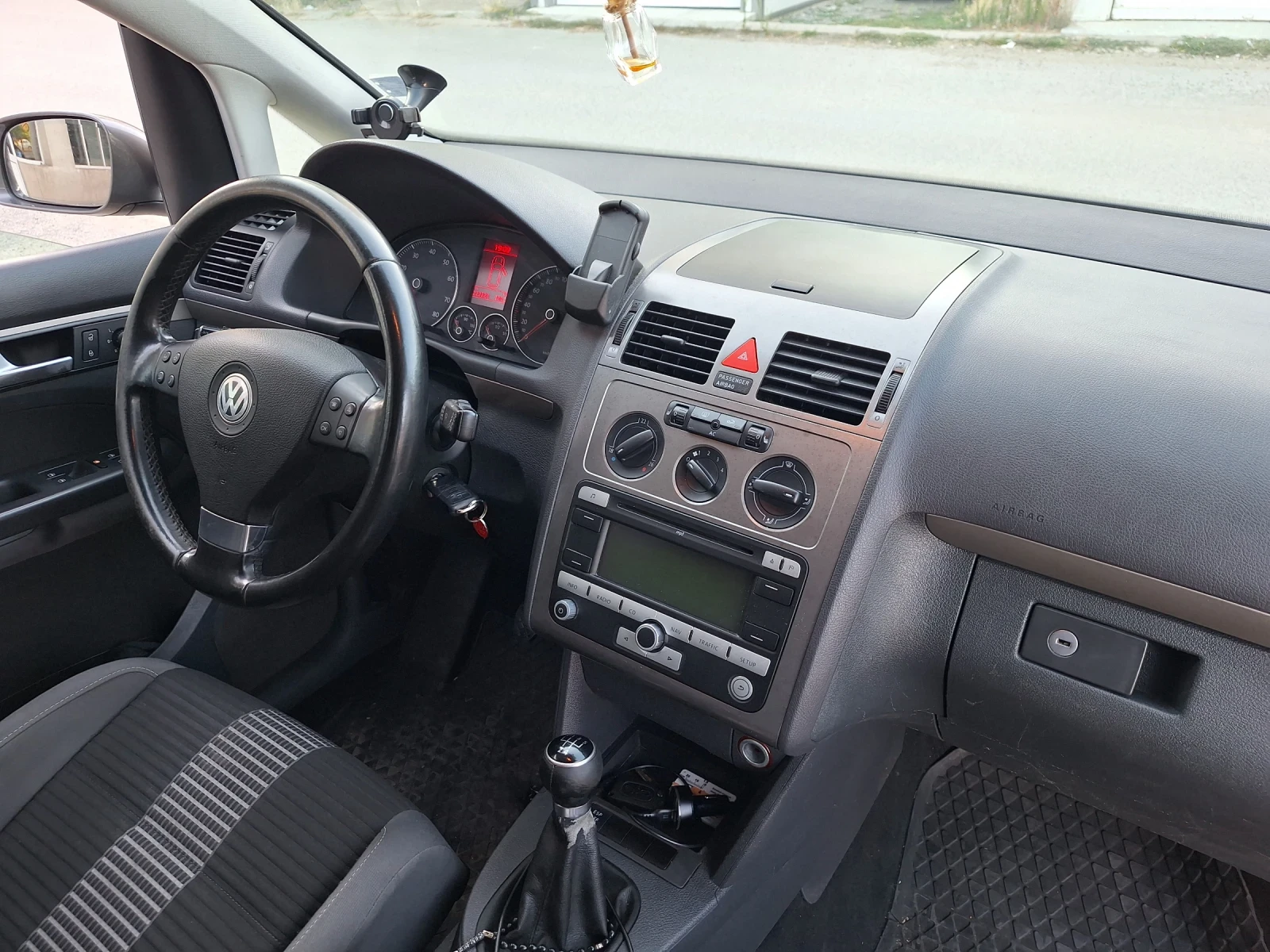 VW Touran 2.0 , снимка 7 - Автомобили и джипове - 56512535