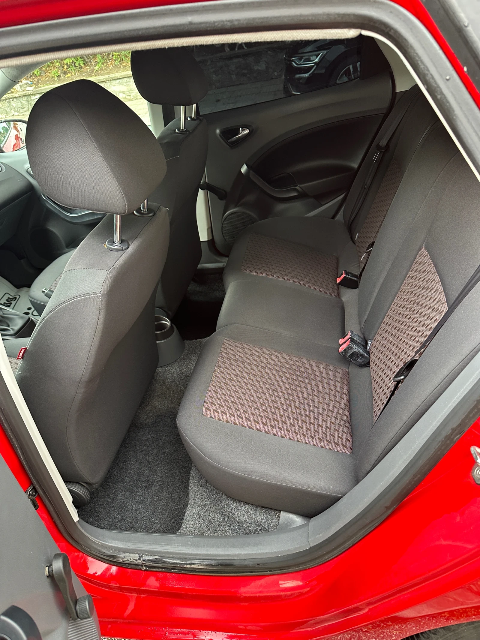 Seat Ibiza 1.2i, снимка 10 - Автомобили и джипове - 56518462