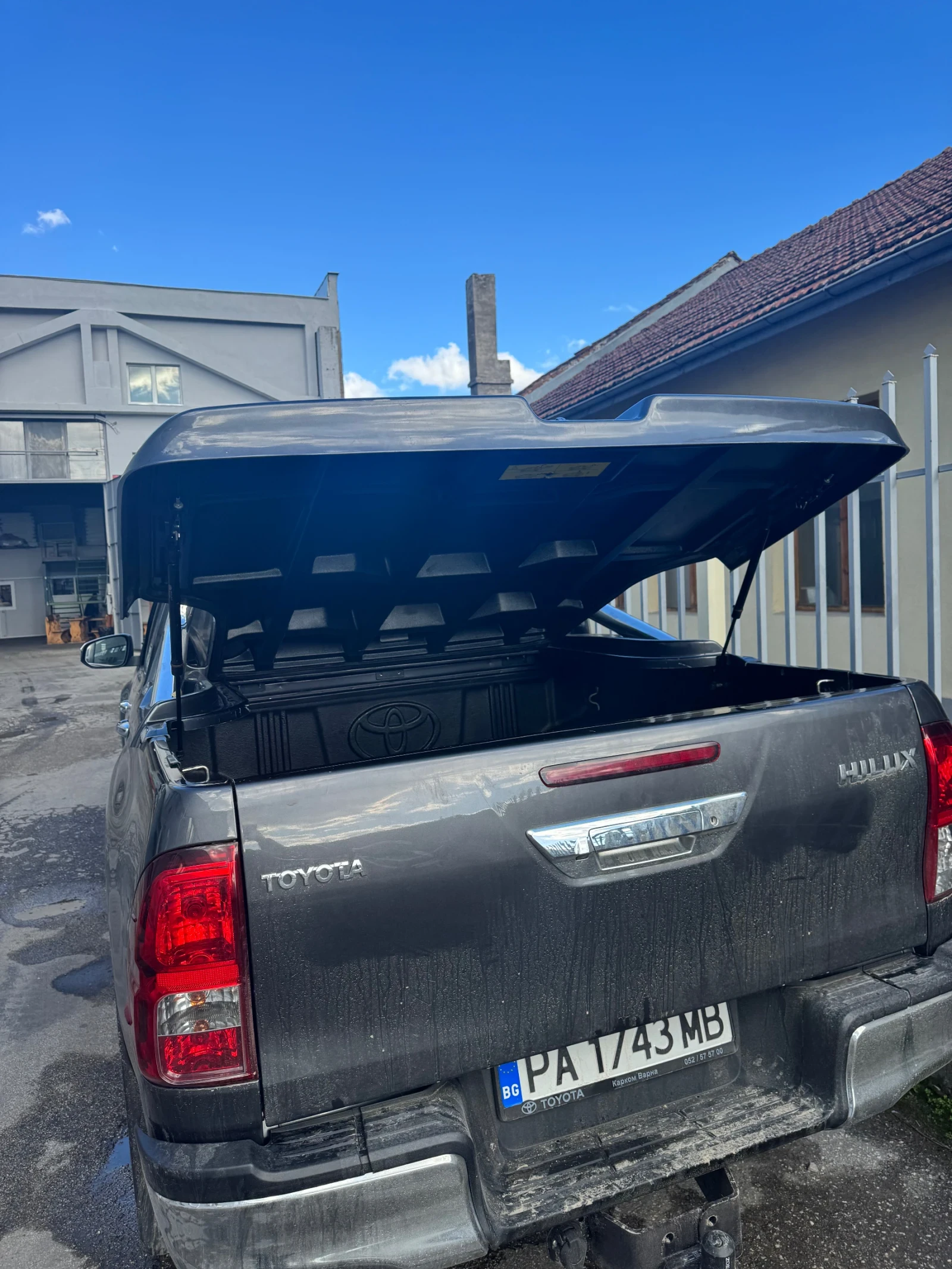 Toyota Hilux 2.4 - изображение 6
