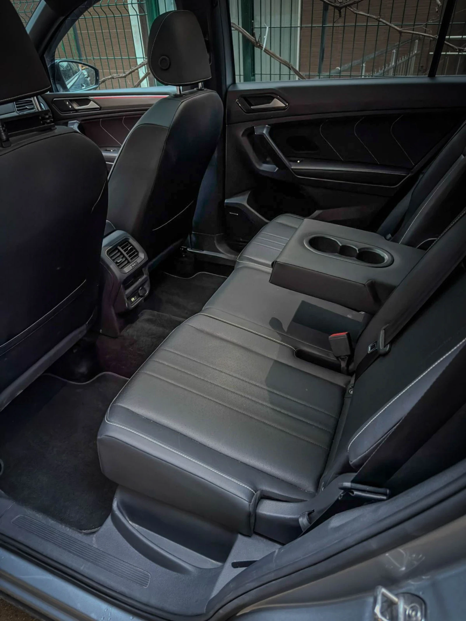 VW Tiguan R-Line, снимка 11 - Автомобили и джипове - 54152246