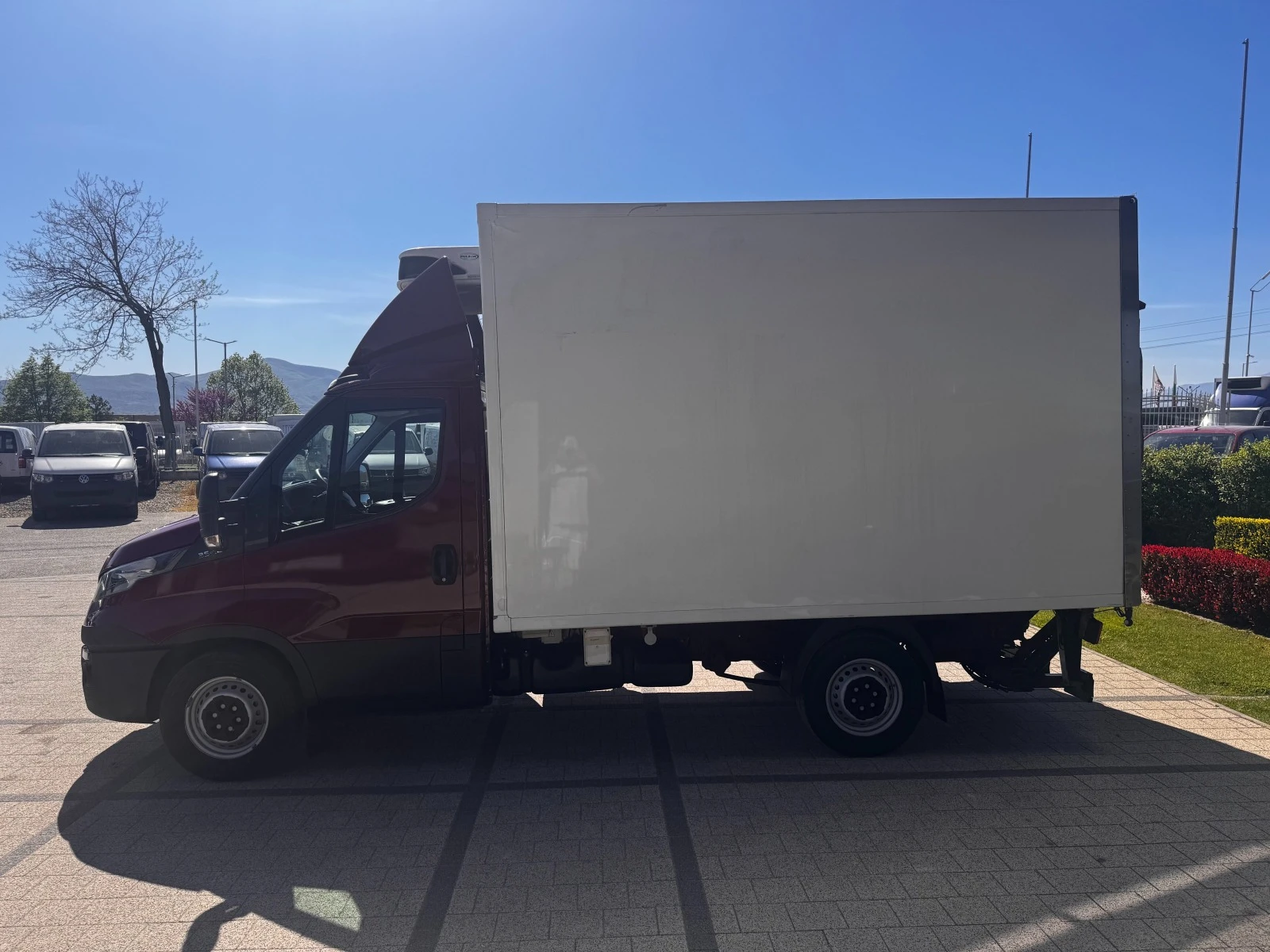 Iveco Daily 35-180 3.0HPI Хладилен Клима Euro 6b - изображение 3