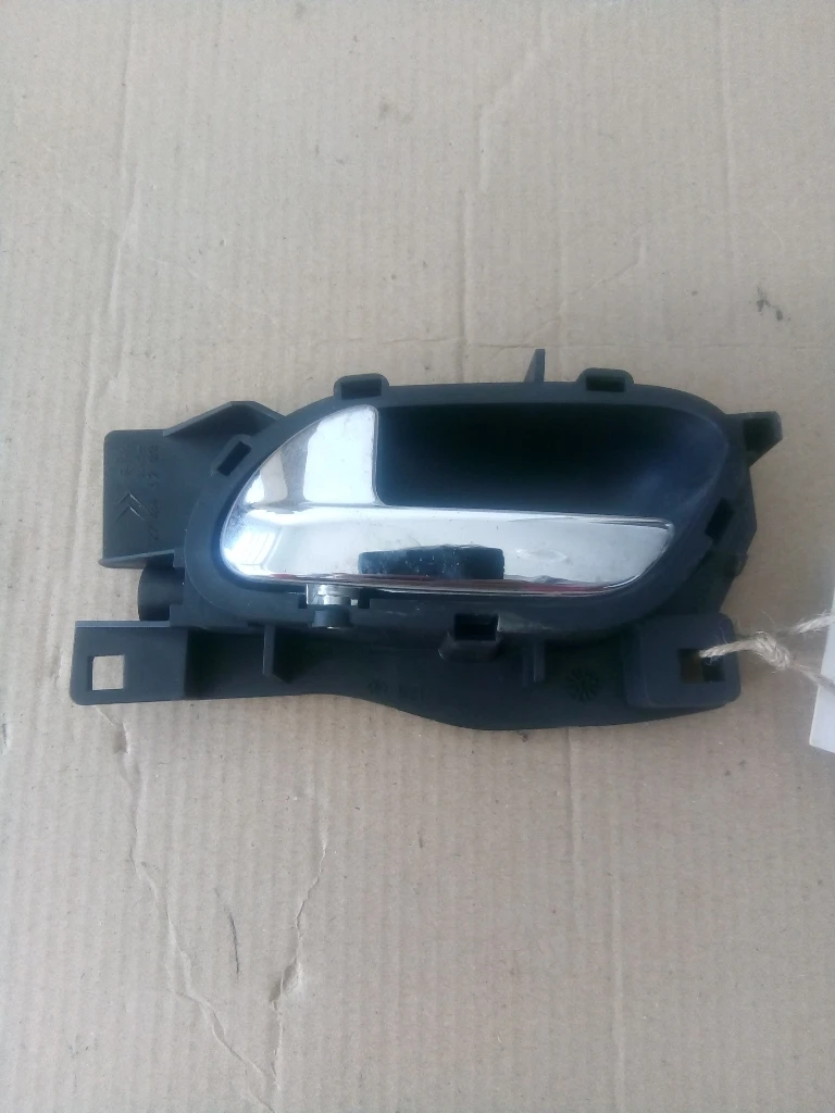 Дръжка врата вътрешна задна лява Пежо 407 (21)