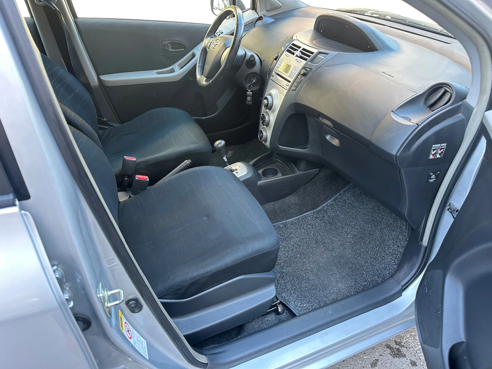 Toyota Yaris 1.3 бензин Автомат - изображение 10