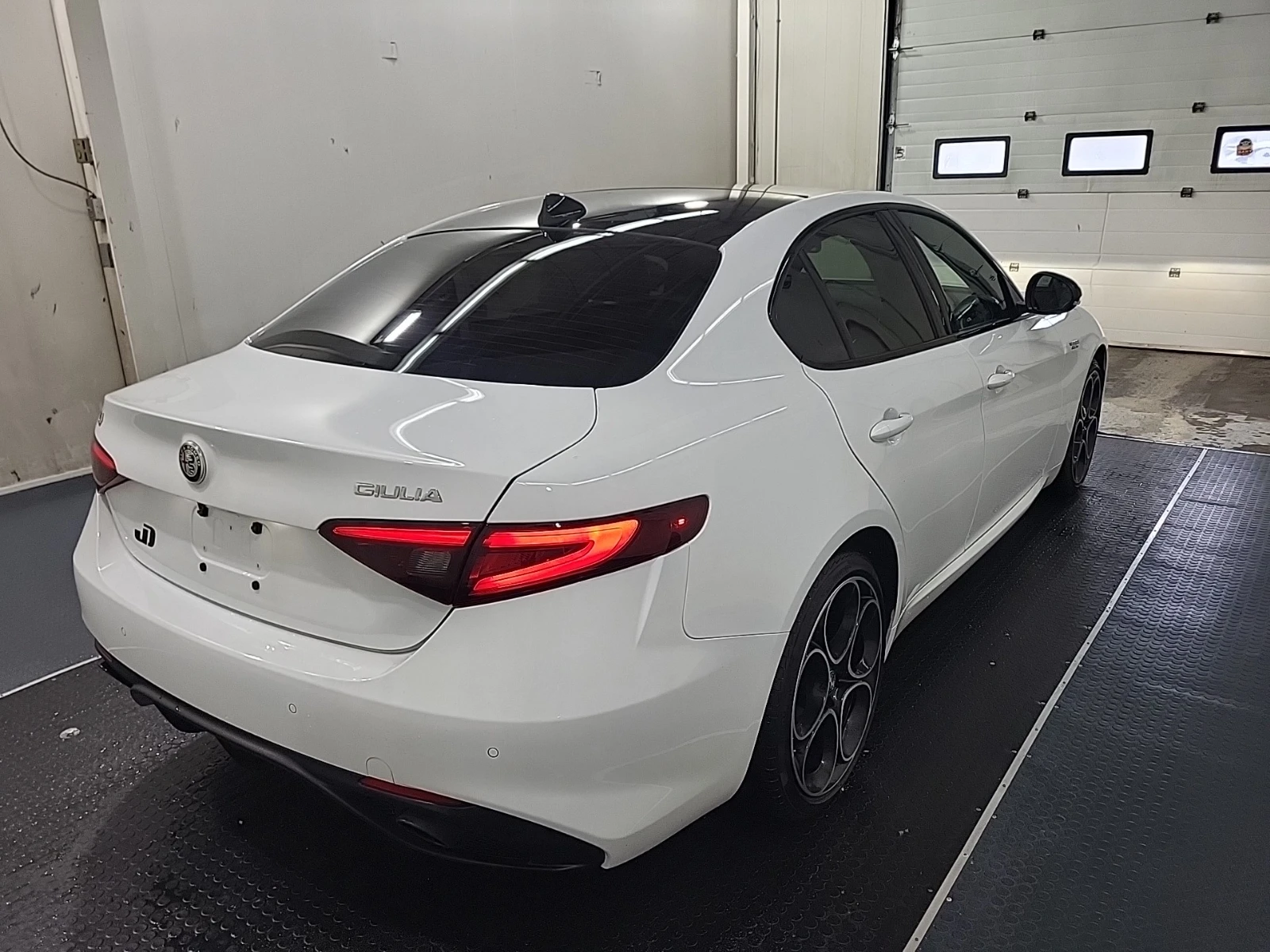Alfa Romeo Giulia VELOCE * CARFAX * АвтоКредит * Цена до България*  - изображение 3