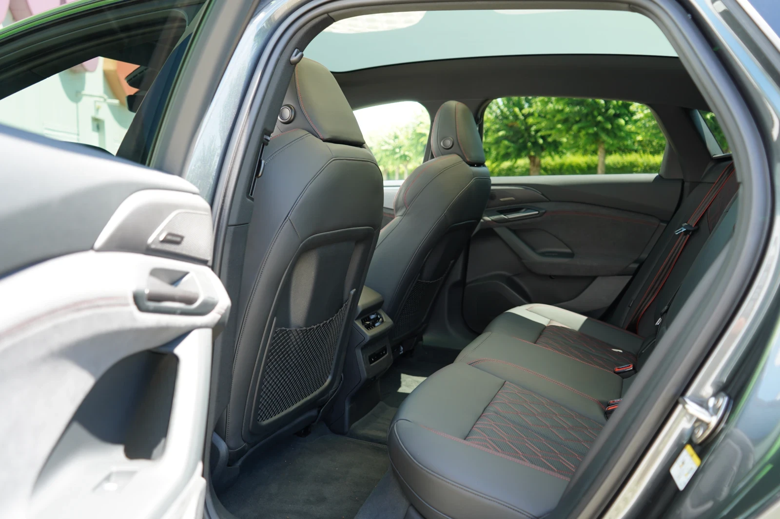 Audi S6 EDITION-ONE* SPORTBACK* HYPER-SCREEN* B&O* PANO* 3, снимка 16 - Автомобили и джипове - 55091384