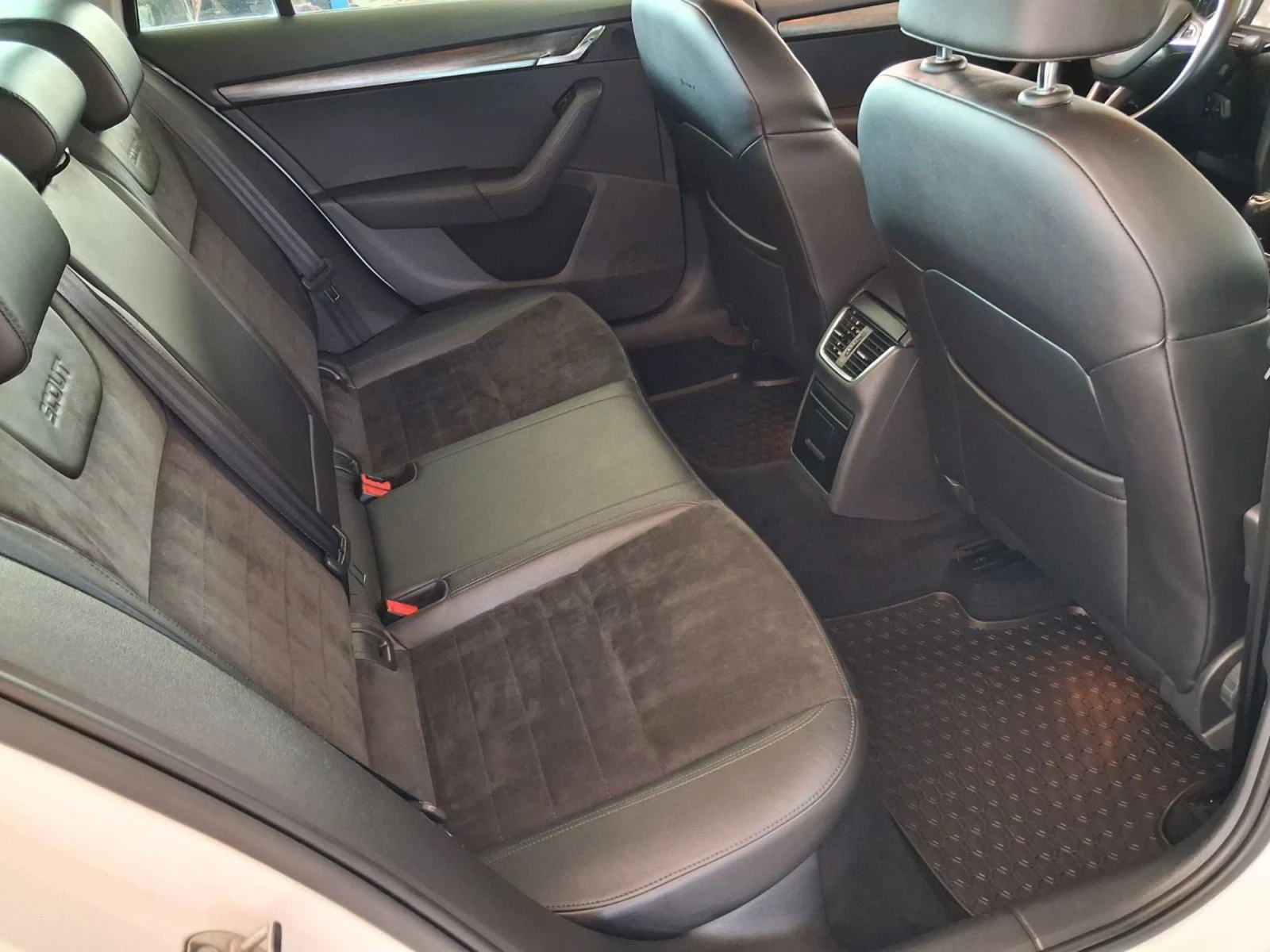Skoda Octavia SCOUT 2.0TDI 4X4 MT6, снимка 13 - Автомобили и джипове - 55331029
