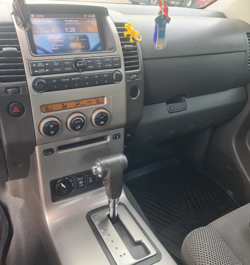 Nissan Navara 2. 500, снимка 12 - Автомобили и джипове - 48901887