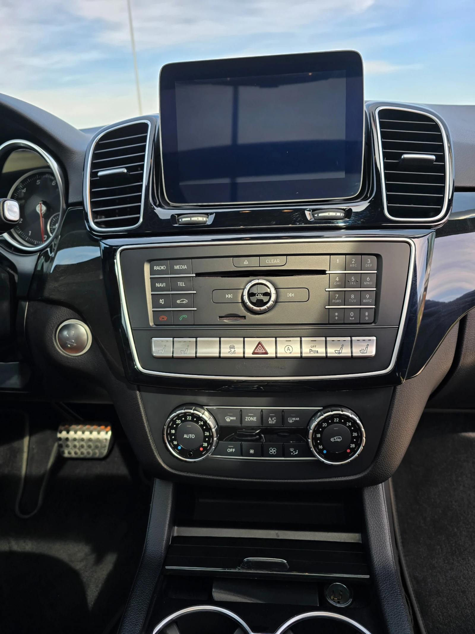 Mercedes-Benz GLE 400 AMG LINE* PANO* 9 G-TRONIC* 4-MATIC, снимка 7 - Автомобили и джипове - 54284822