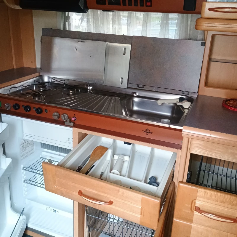 Каравана Hobby 495, снимка 10 - Каравани и кемпери - 52029771