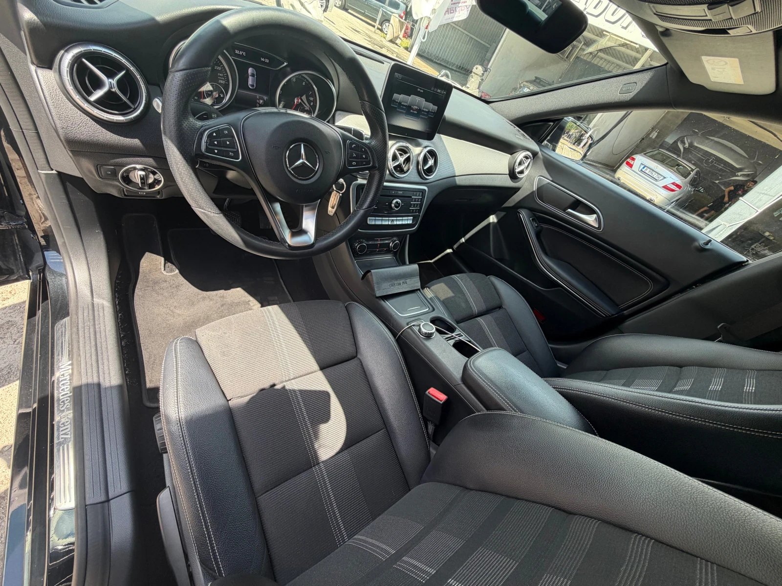 Mercedes-Benz CLA 180, снимка 6 - Автомобили и джипове - 54814304