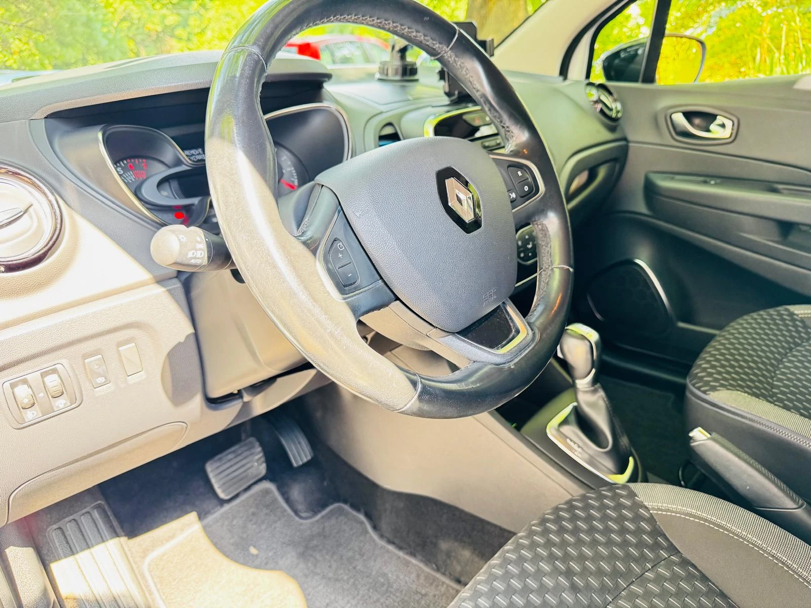 Renault Captur 1.3 TCe, снимка 9 - Автомобили и джипове - 55386676