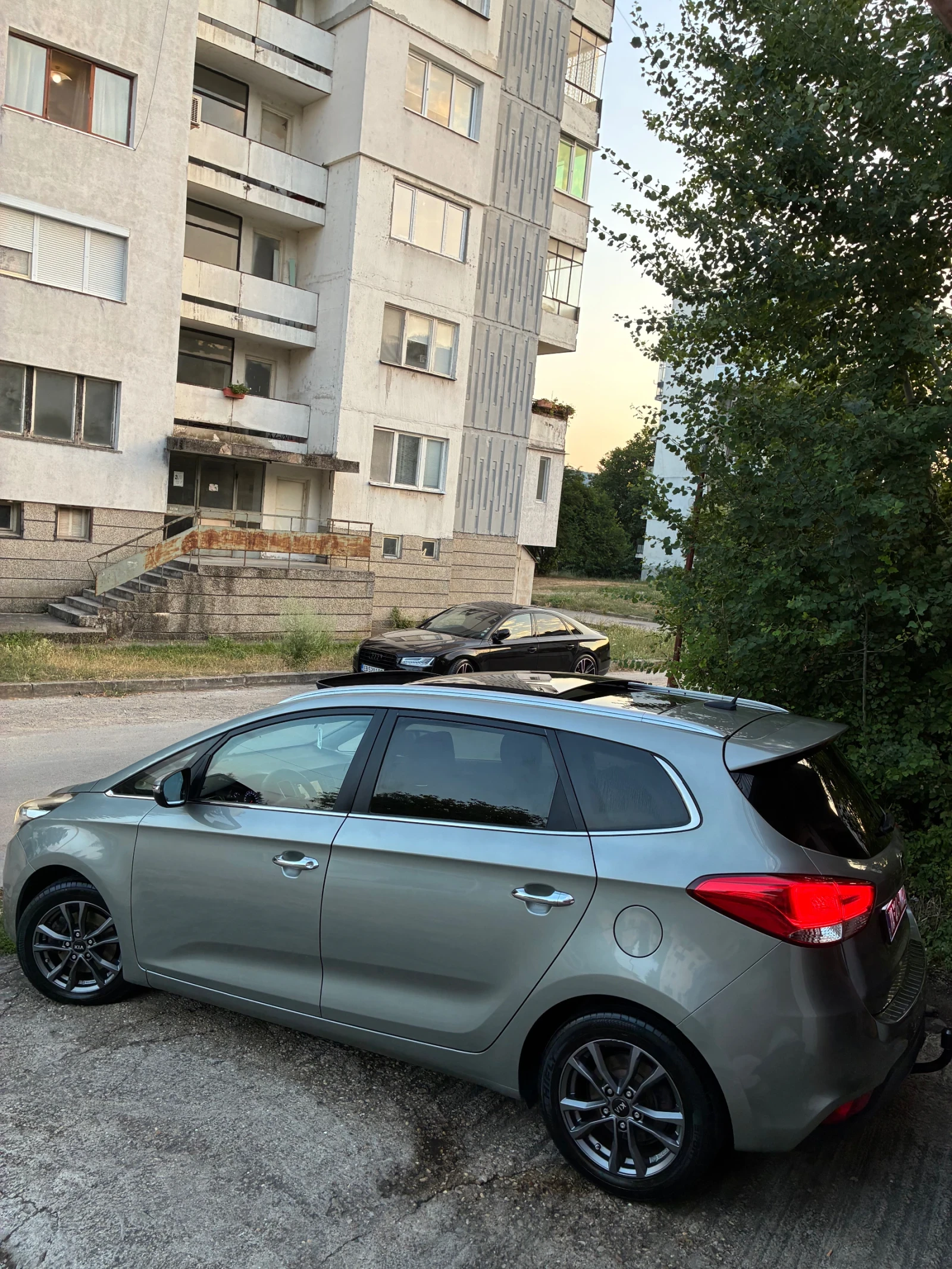 Kia Carens 1.6i/GAZ/panorama/navi, снимка 3 - Автомобили и джипове - 55592515
