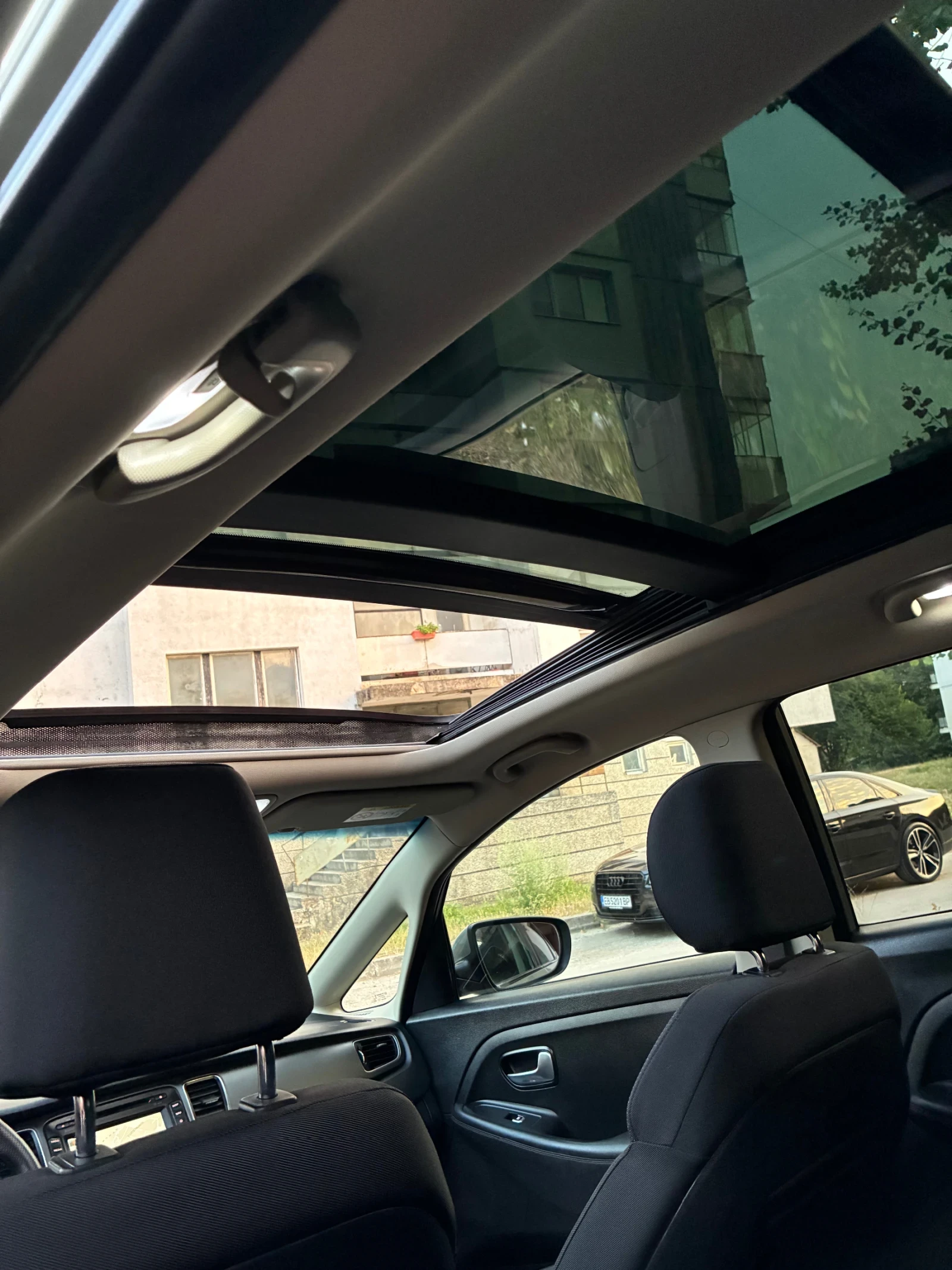 Kia Carens 1.6i/GAZ/panorama/navi, снимка 11 - Автомобили и джипове - 55592515