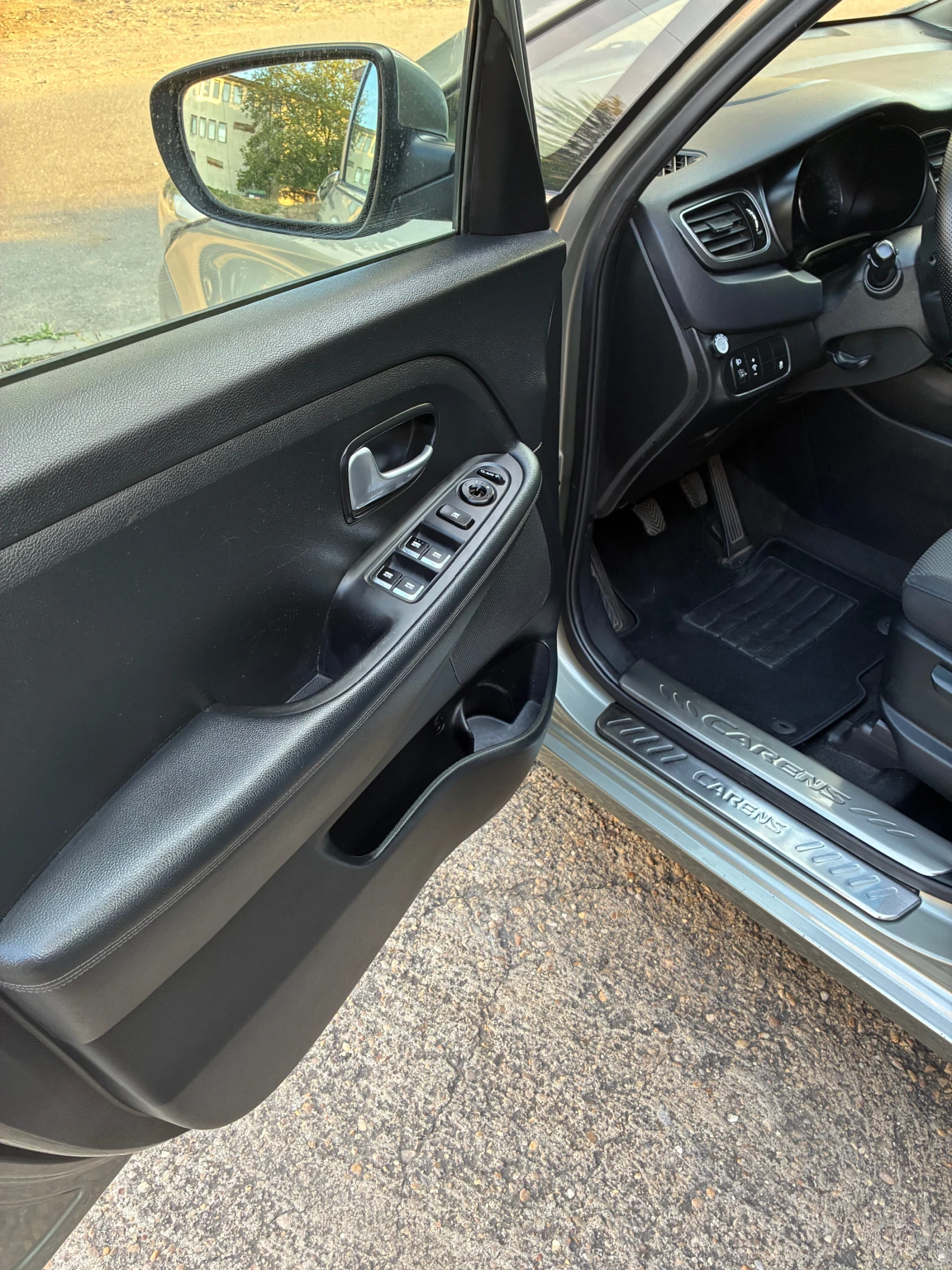 Kia Carens 1.6i/GAZ/panorama/navi, снимка 12 - Автомобили и джипове - 55592515
