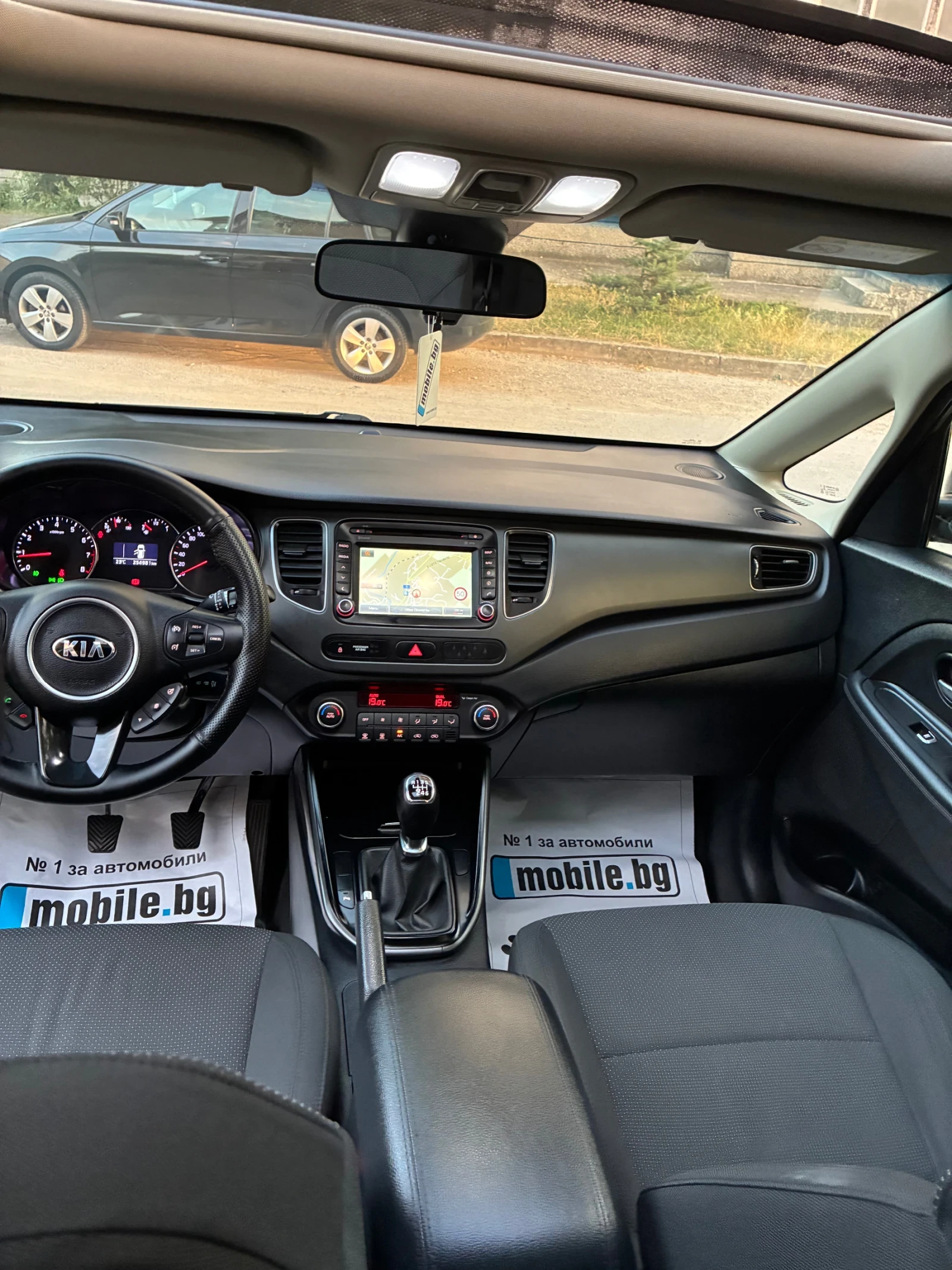 Kia Carens 1.6i/GAZ/panorama/navi, снимка 10 - Автомобили и джипове - 55592515