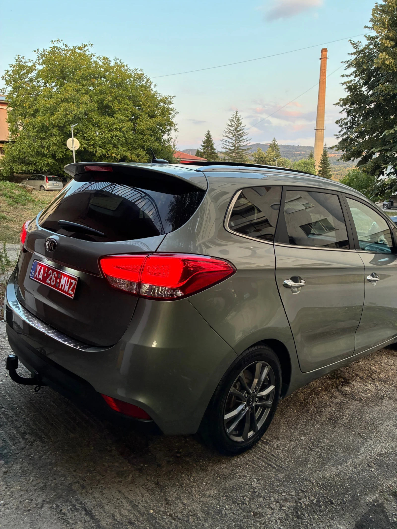 Kia Carens 1.6i/GAZ/panorama/navi, снимка 4 - Автомобили и джипове - 55592515