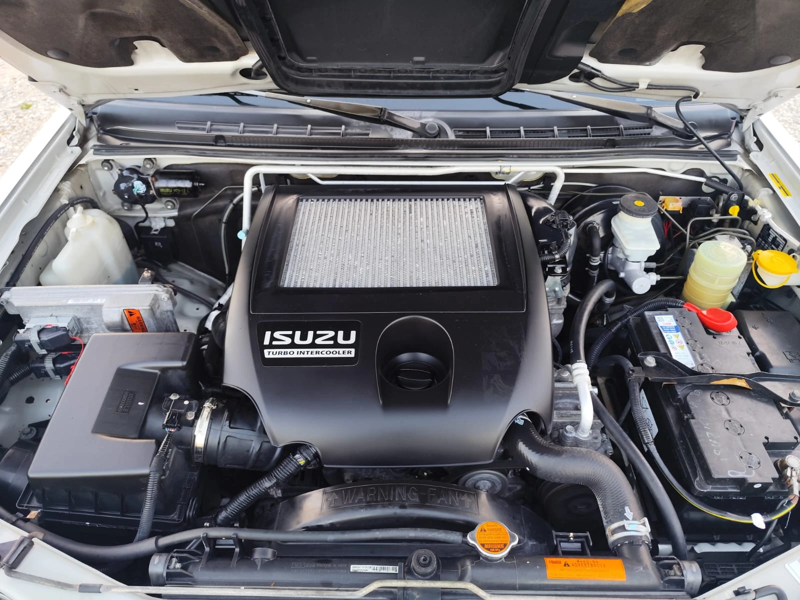 Isuzu D-max 3.0 дизел Автомат, снимка 14 - Автомобили и джипове - 55641501