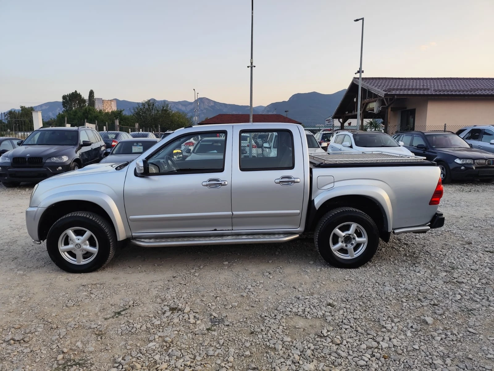 Isuzu D-max 3.0 дизел Автомат, снимка 9 - Автомобили и джипове - 55641501