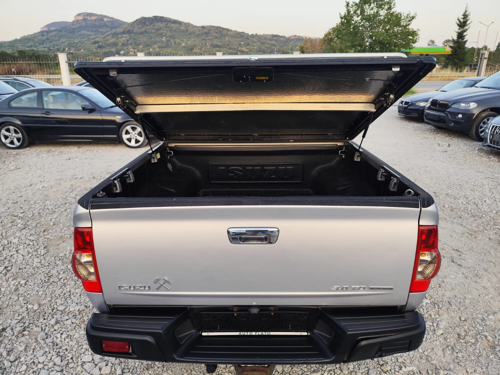 Isuzu D-max 3.0 дизел Автомат, снимка 7 - Автомобили и джипове - 55641501