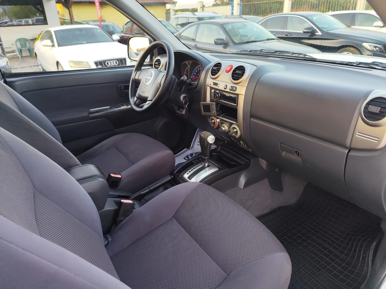 Isuzu D-max 3.0 дизел Автомат, снимка 11 - Автомобили и джипове - 55641501