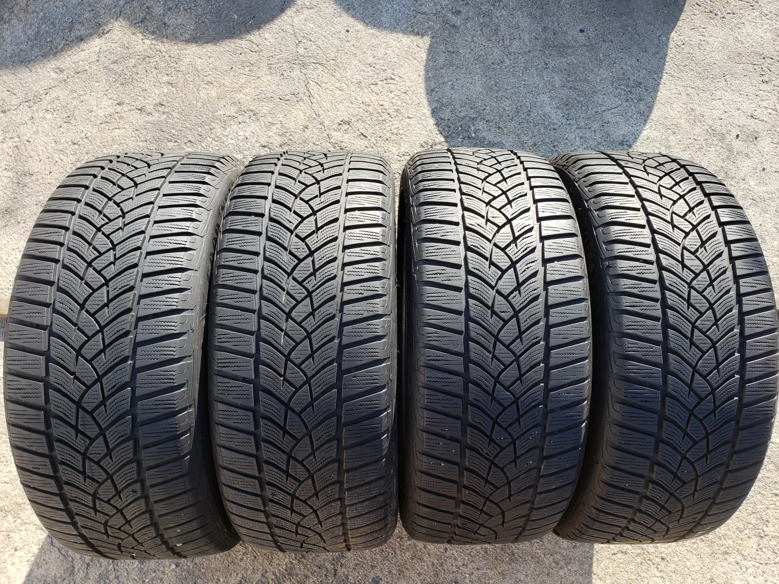 Гуми Зимни 225/45R18, снимка 2 - Гуми и джанти - 56251155