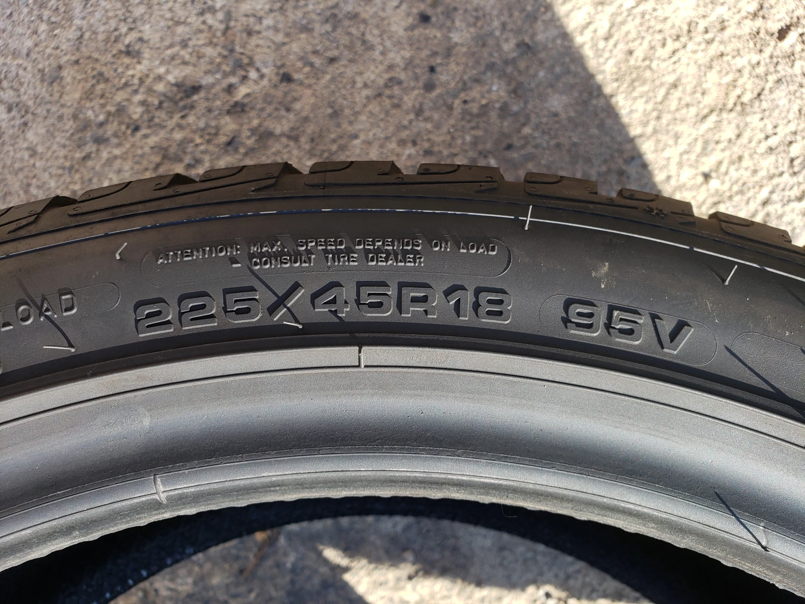 Гуми Зимни 225/45R18, снимка 7 - Гуми и джанти - 56251155