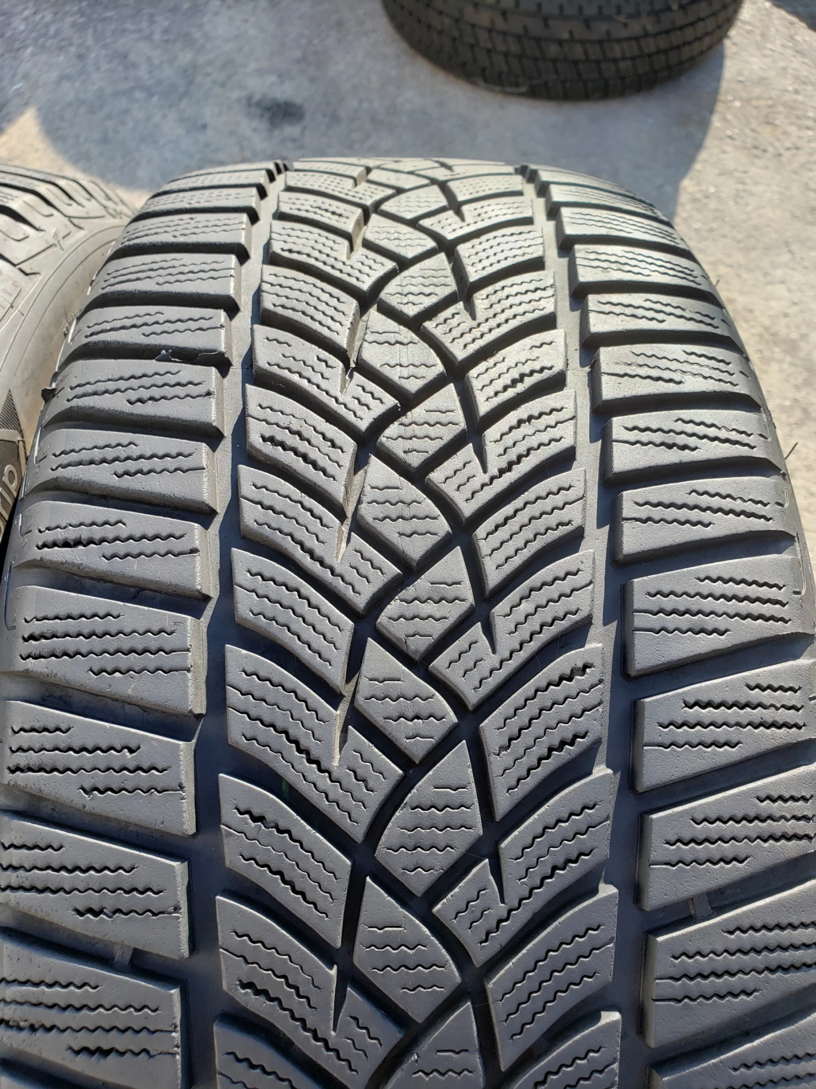Гуми Зимни 225/45R18