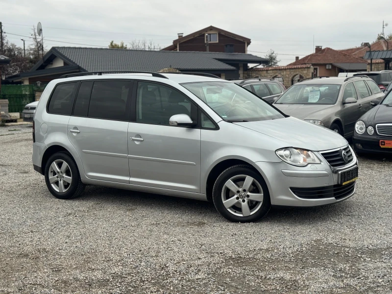 VW Touran 2.0TDI 140кс 7-места АВТОМАТИК НАВИ МУЛТИ-ВОЛАН , снимка 7 - Автомобили и джипове - 52332492