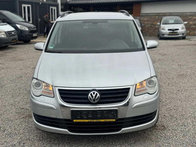 VW Touran 2.0TDI 140кс 7-места АВТОМАТИК НАВИ МУЛТИ-ВОЛАН , снимка 2 - Автомобили и джипове - 52332492