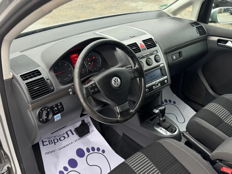 VW Touran 2.0TDI 140кс 7-места АВТОМАТИК НАВИ МУЛТИ-ВОЛАН , снимка 10 - Автомобили и джипове - 52332492
