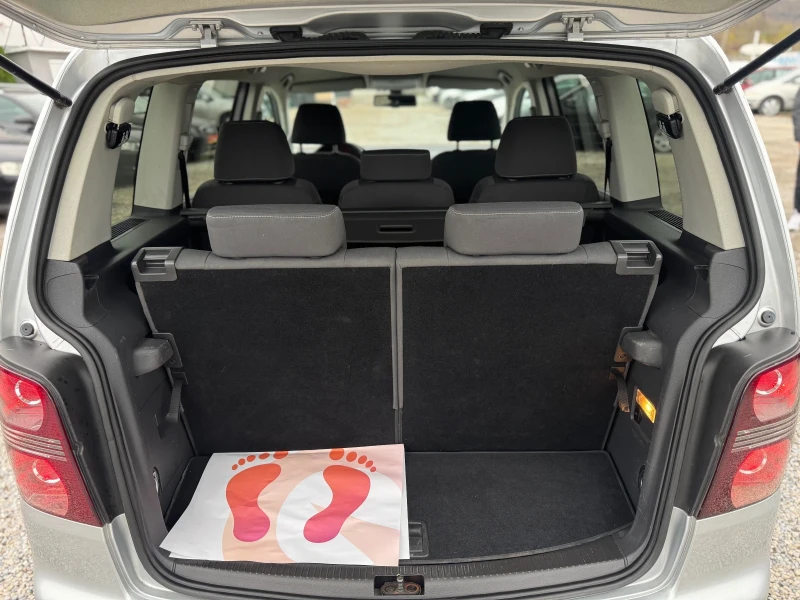 VW Touran 2.0TDI 140кс 7-места АВТОМАТИК НАВИ МУЛТИ-ВОЛАН , снимка 13 - Автомобили и джипове - 52332492