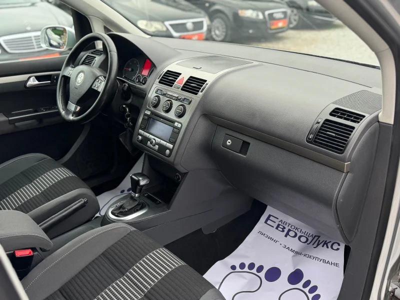 VW Touran 2.0TDI 140кс 7-места АВТОМАТИК НАВИ МУЛТИ-ВОЛАН , снимка 15 - Автомобили и джипове - 52332492