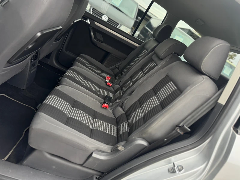 VW Touran 2.0TDI 140кс 7-места АВТОМАТИК НАВИ МУЛТИ-ВОЛАН , снимка 12 - Автомобили и джипове - 52332492