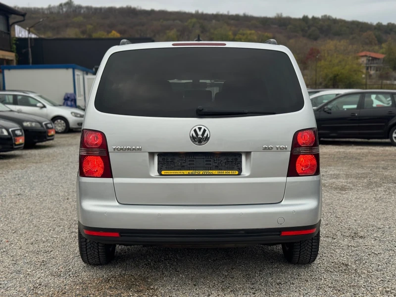 VW Touran 2.0TDI 140кс 7-места АВТОМАТИК НАВИ МУЛТИ-ВОЛАН , снимка 5 - Автомобили и джипове - 52332492