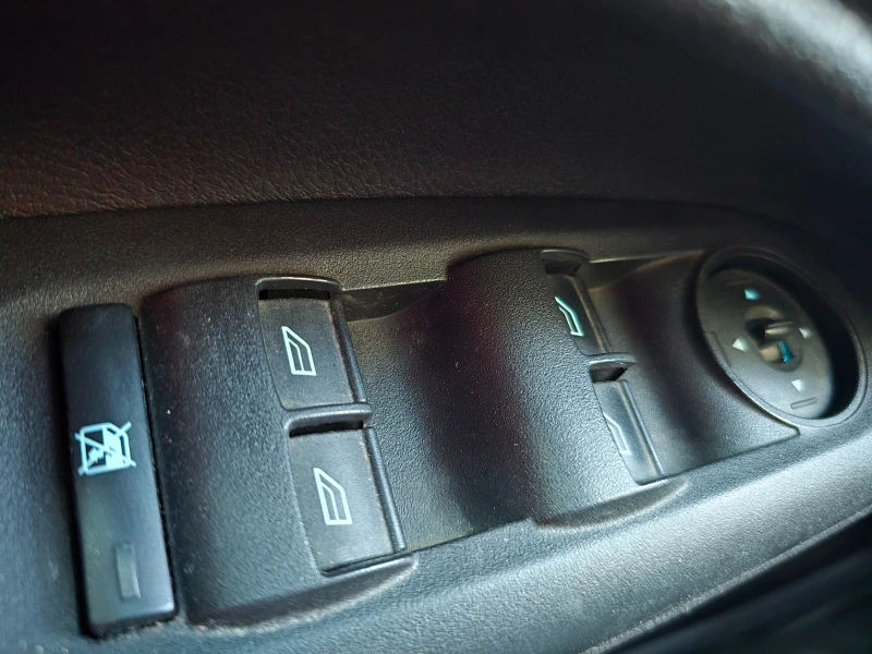 Ford Tourneo Connect Grand 1.6TDCI, снимка 17 - Автомобили и джипове - 52804212