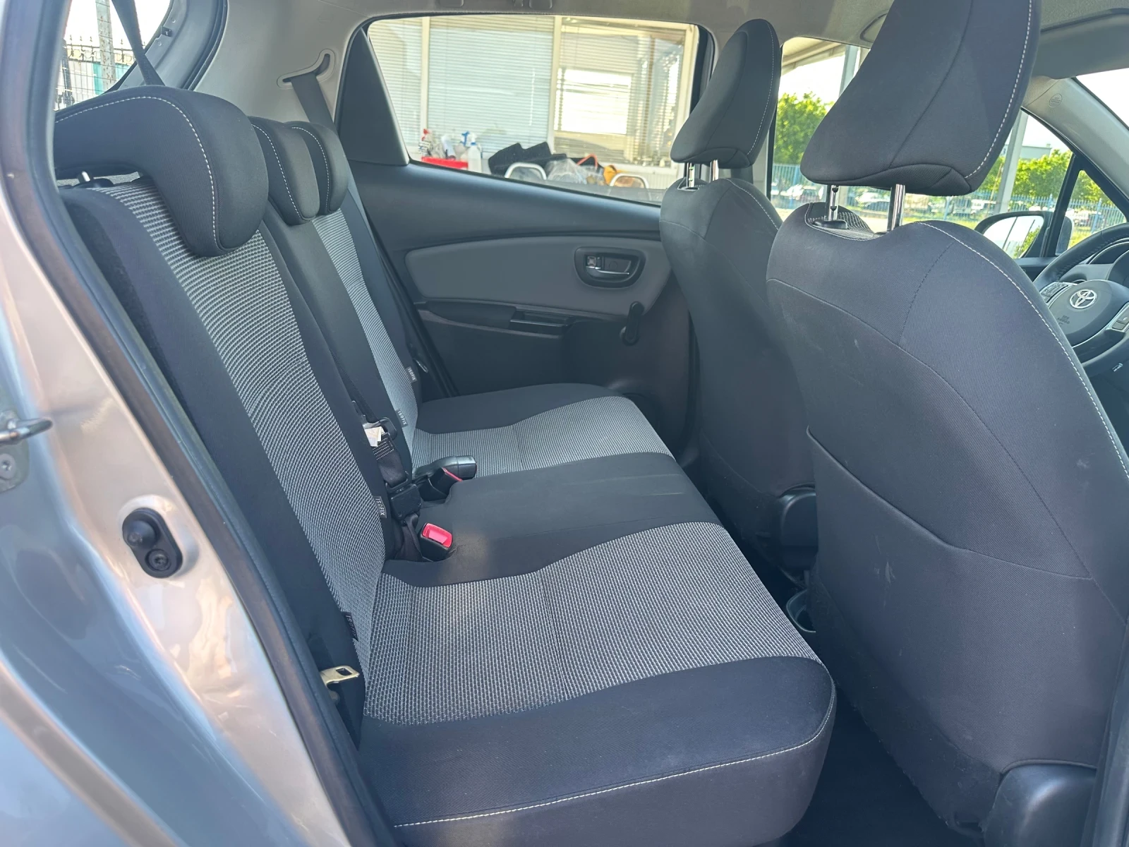 Toyota Yaris HYBRID EURO6 - изображение 10