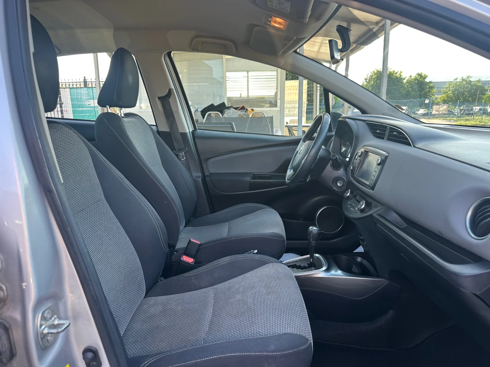 Toyota Yaris HYBRID EURO6 - изображение 9