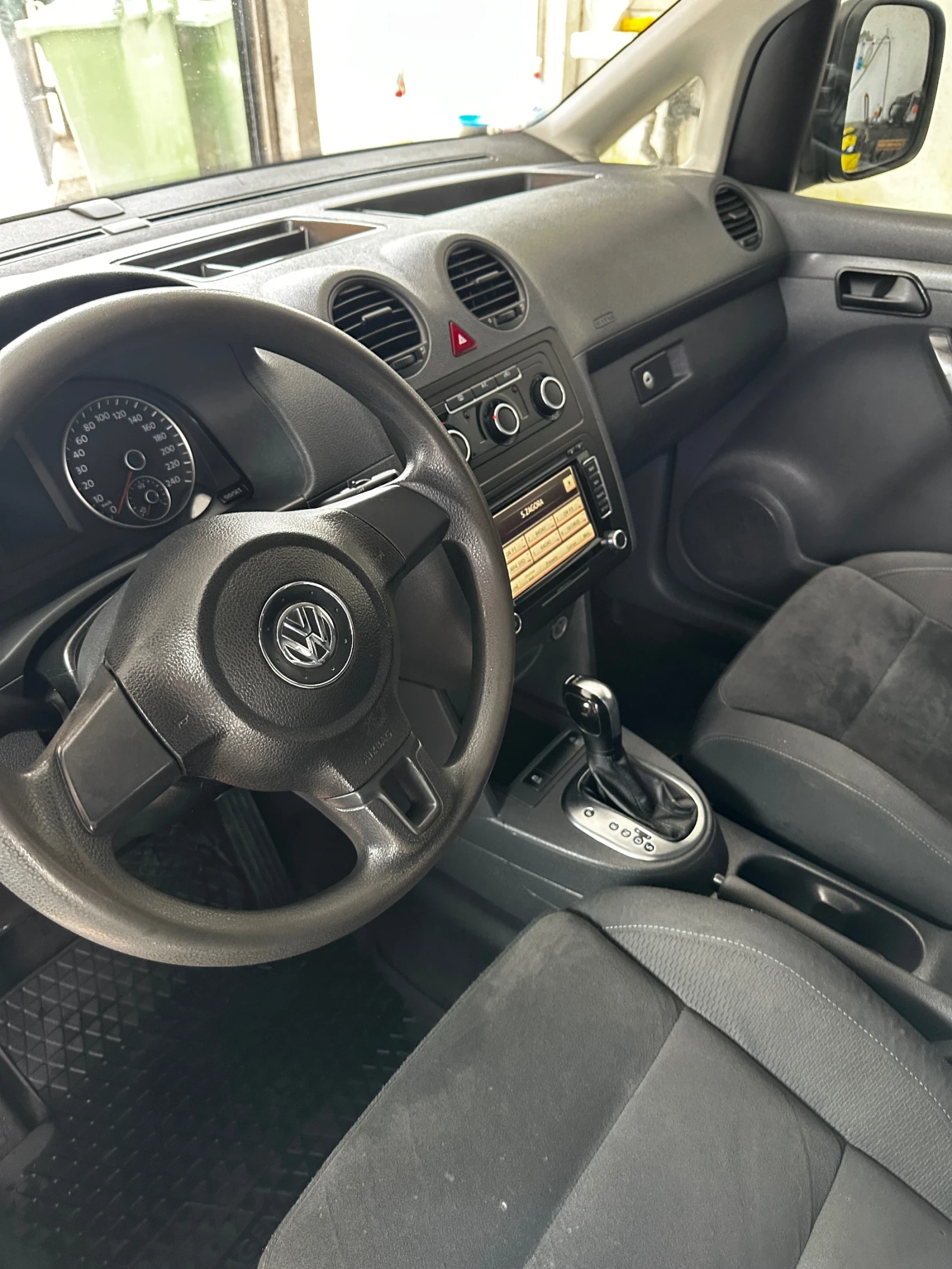 VW Caddy 1.6TDI DSG, снимка 4 - Автомобили и джипове - 54309236