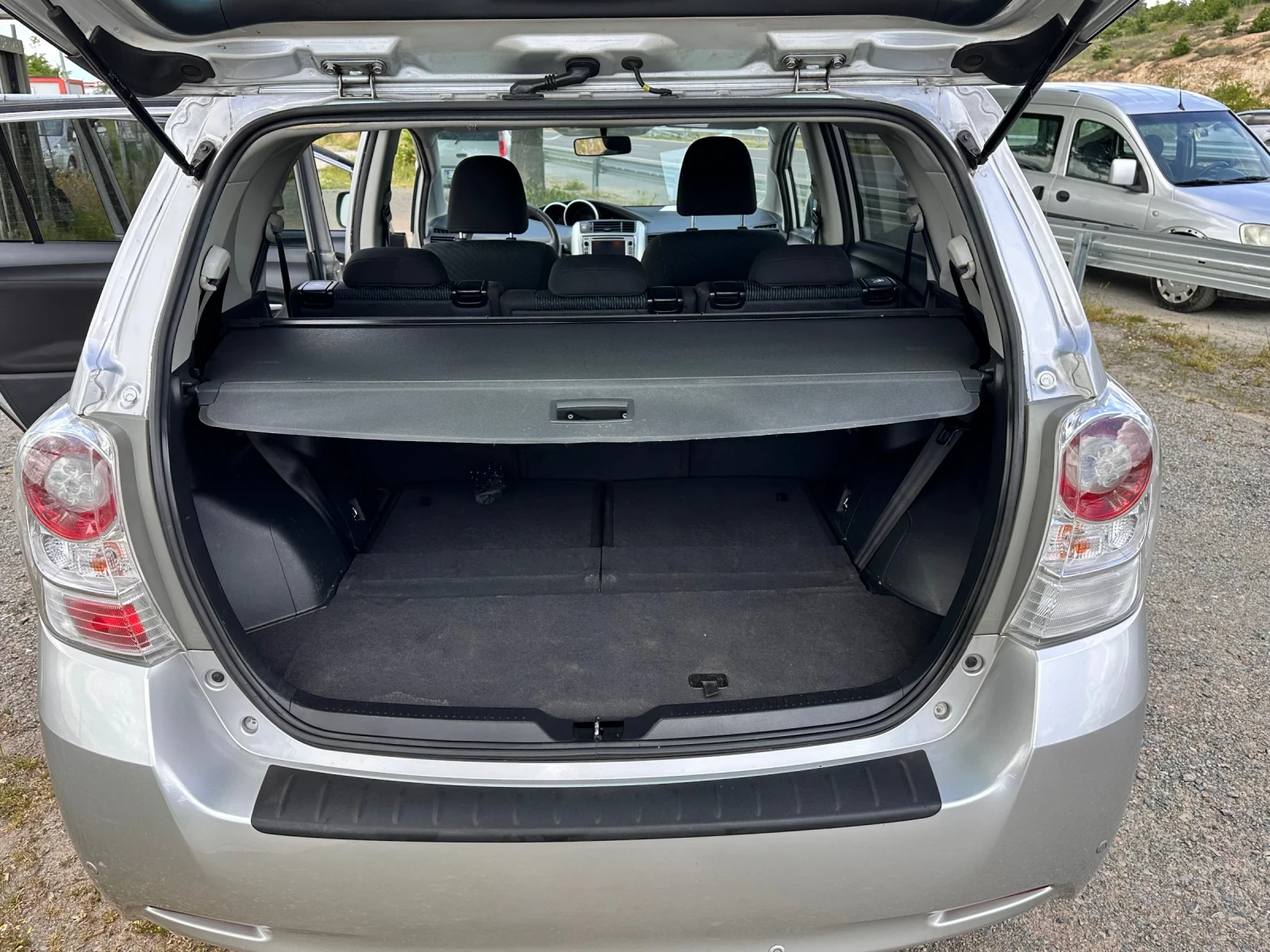 Toyota Verso 1.8i 147кс ШВЕЙЦАРИЯ, снимка 12 - Автомобили и джипове - 54728720