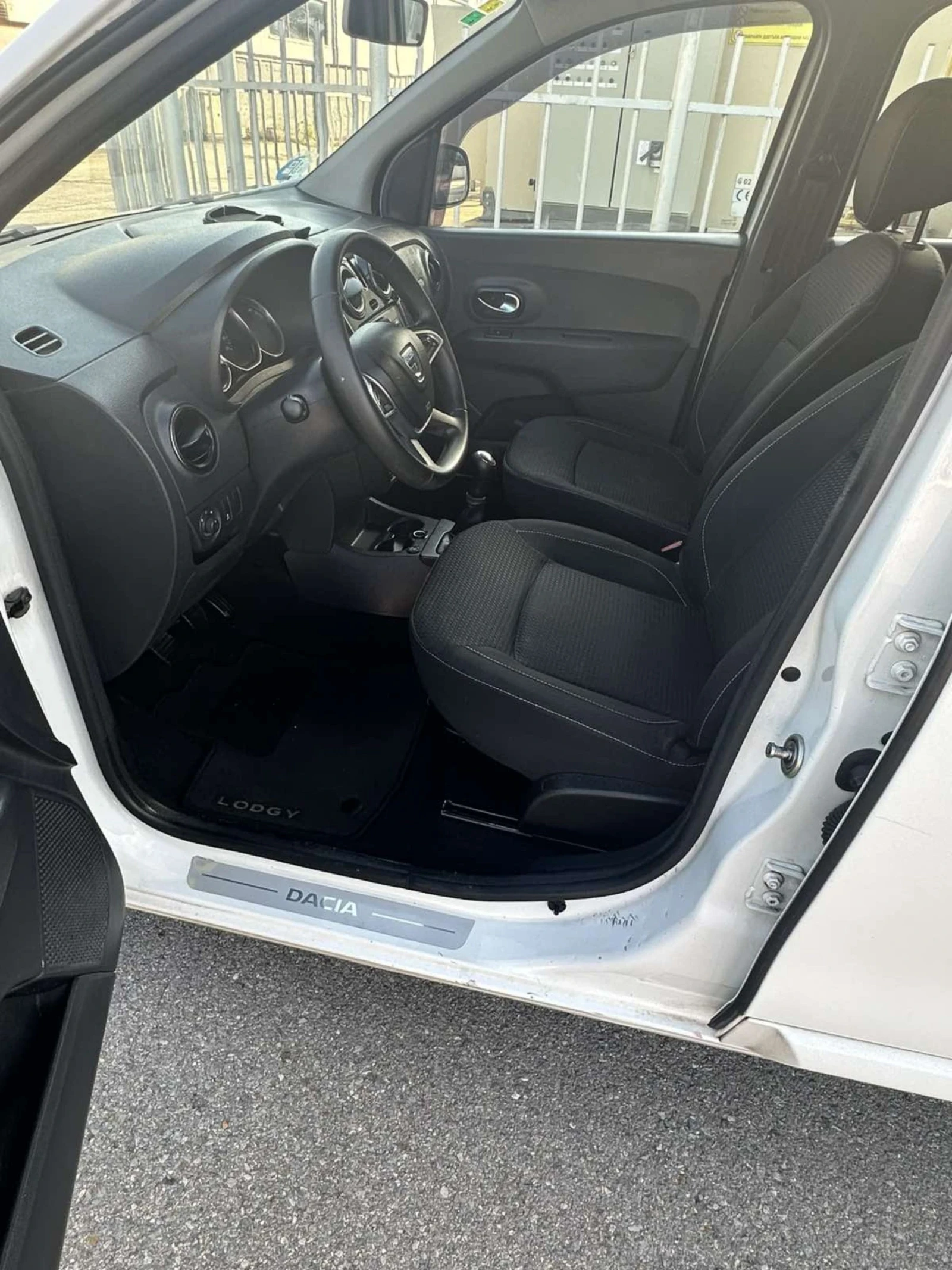 Dacia Lodgy 1.6 Фабрична газ 2018, снимка 7 - Автомобили и джипове - 55895037