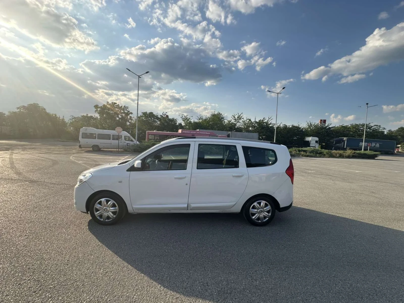 Dacia Lodgy 1.6 Фабрична газ 2018, снимка 3 - Автомобили и джипове - 55895037