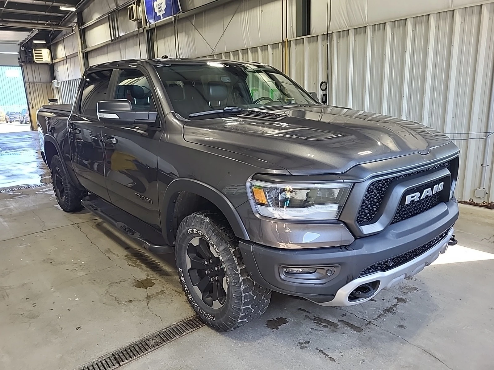 Dodge RAM 1500 REBEL CREW CAB SHORT BED, снимка 3 - Автомобили и джипове - 54757048
