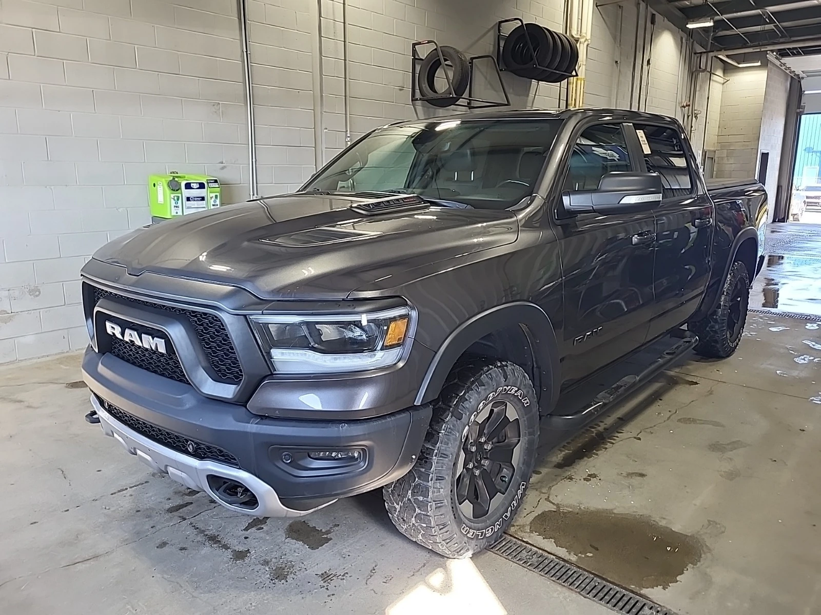 Dodge RAM 1500 REBEL CREW CAB SHORT BED