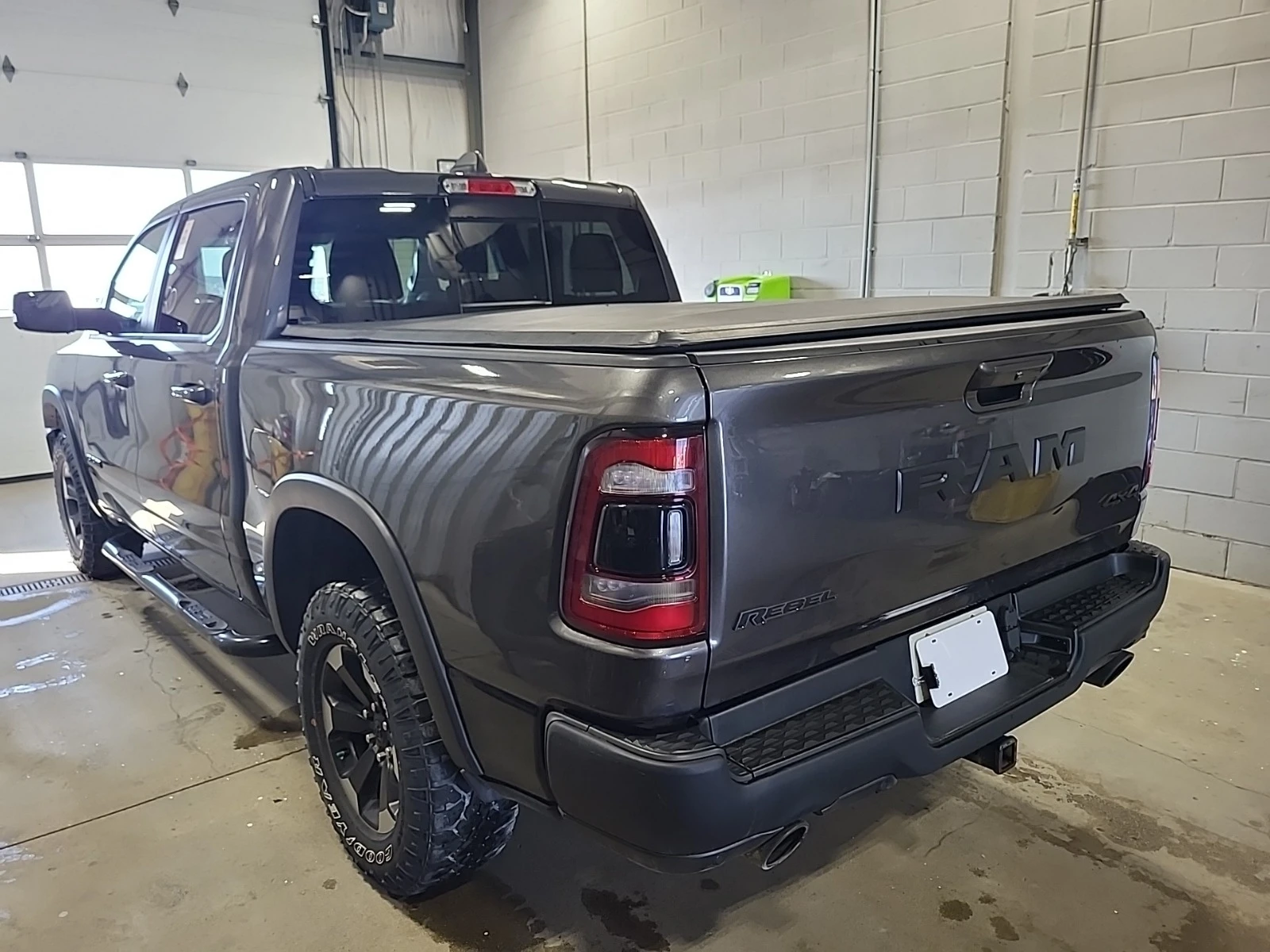 Dodge RAM 1500 REBEL CREW CAB SHORT BED, снимка 4 - Автомобили и джипове - 54757048